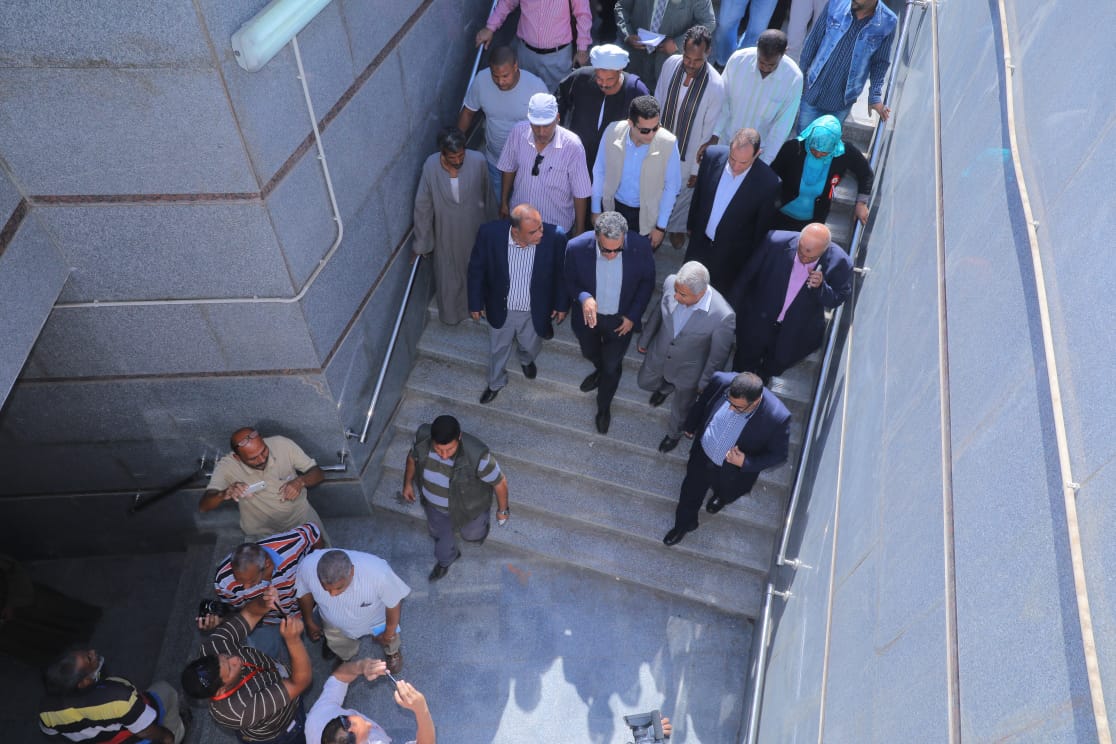 وزير النقل يتفقد نفق مشاه كوم امبو بعد افتتاحة (1)