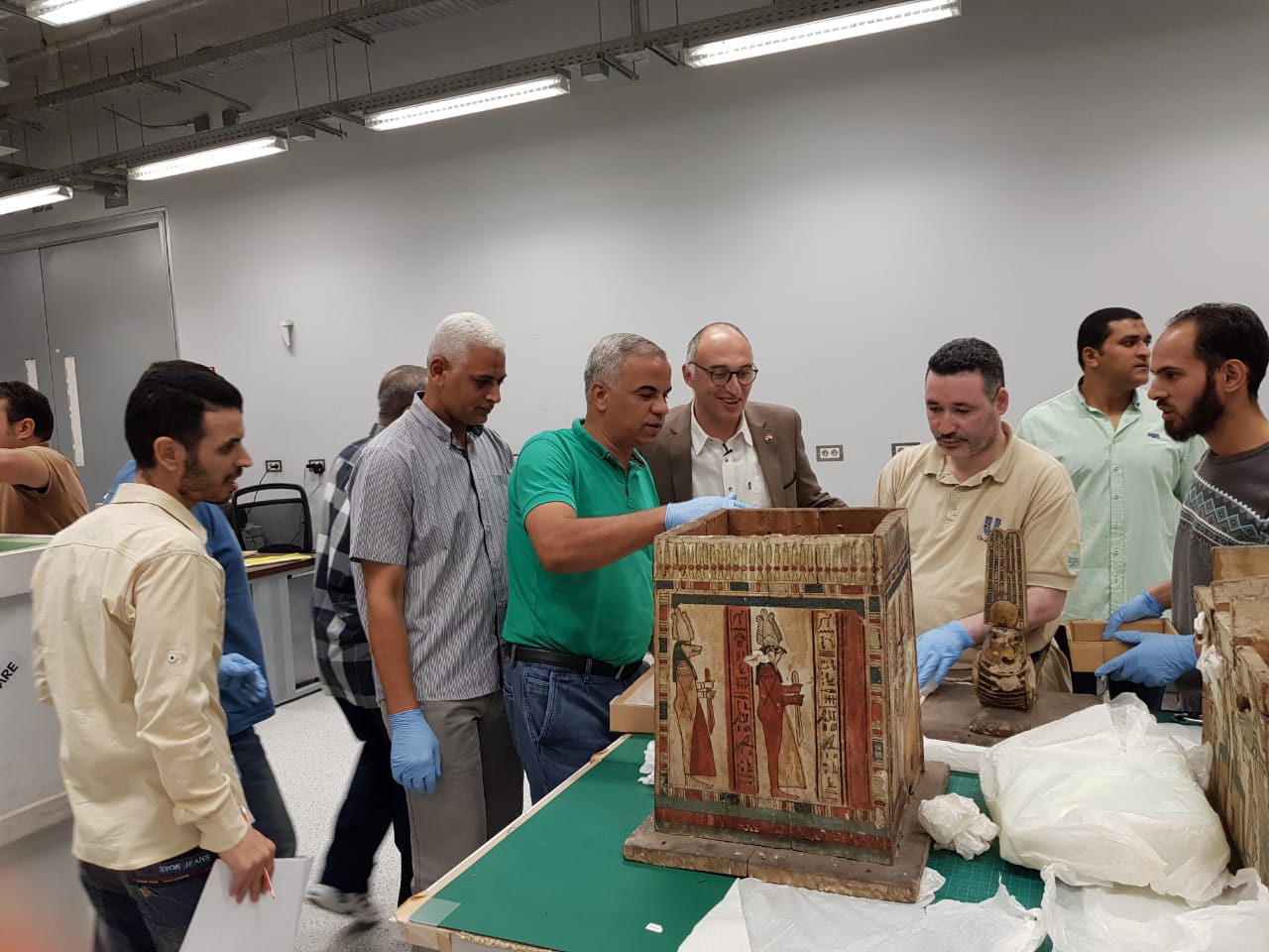 المتحف المصرى الكبير يستقبل مجموعة من مقتينات توت عنخ آمون (9)