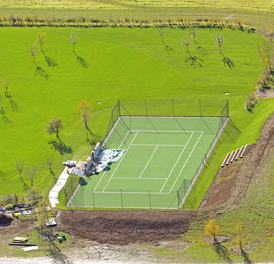 ملعب التنس فى منزل بيكهام (2)