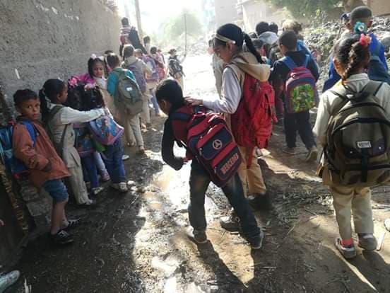 مياه المصرف تحاصر  طلاب مدرسة ابتدائية فى سوهاج   (6)