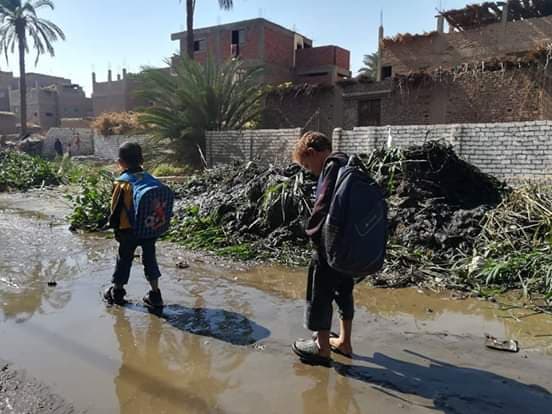 مياه المصرف تحاصر  طلاب مدرسة ابتدائية فى سوهاج   (5)