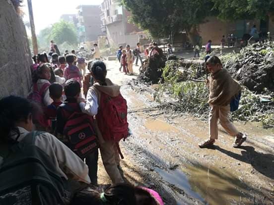 مياه المصرف تحاصر  طلاب مدرسة ابتدائية فى سوهاج   (1)