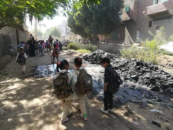 مياه المصرف تحاصر  طلاب مدرسة ابتدائية فى سوهاج   (2)