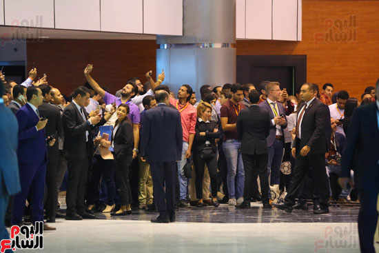 شباب العالم يحيون السيسي أثناء جولته بمركز المؤتمرات فى شرم الشيخ (8)