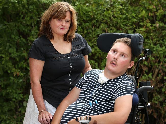 سام مع والدته بعد اصابته بالشلل