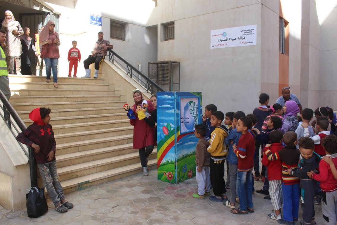 مكتبة مصر الجديدة تشارك فى حملة توعية بالأسمرات عن حماية شبكات الصرف (1)