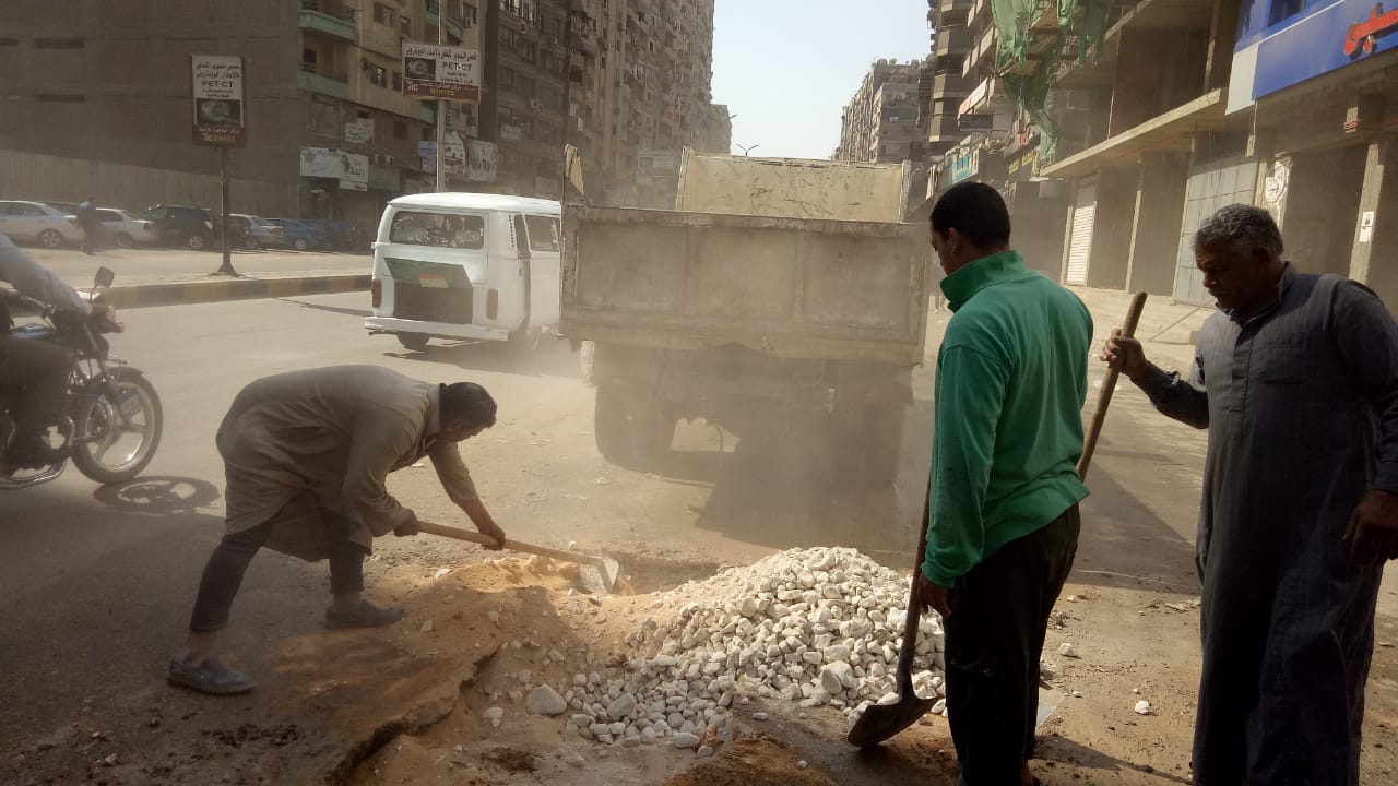 عمال الحى تجرى اعمال اصلاحات