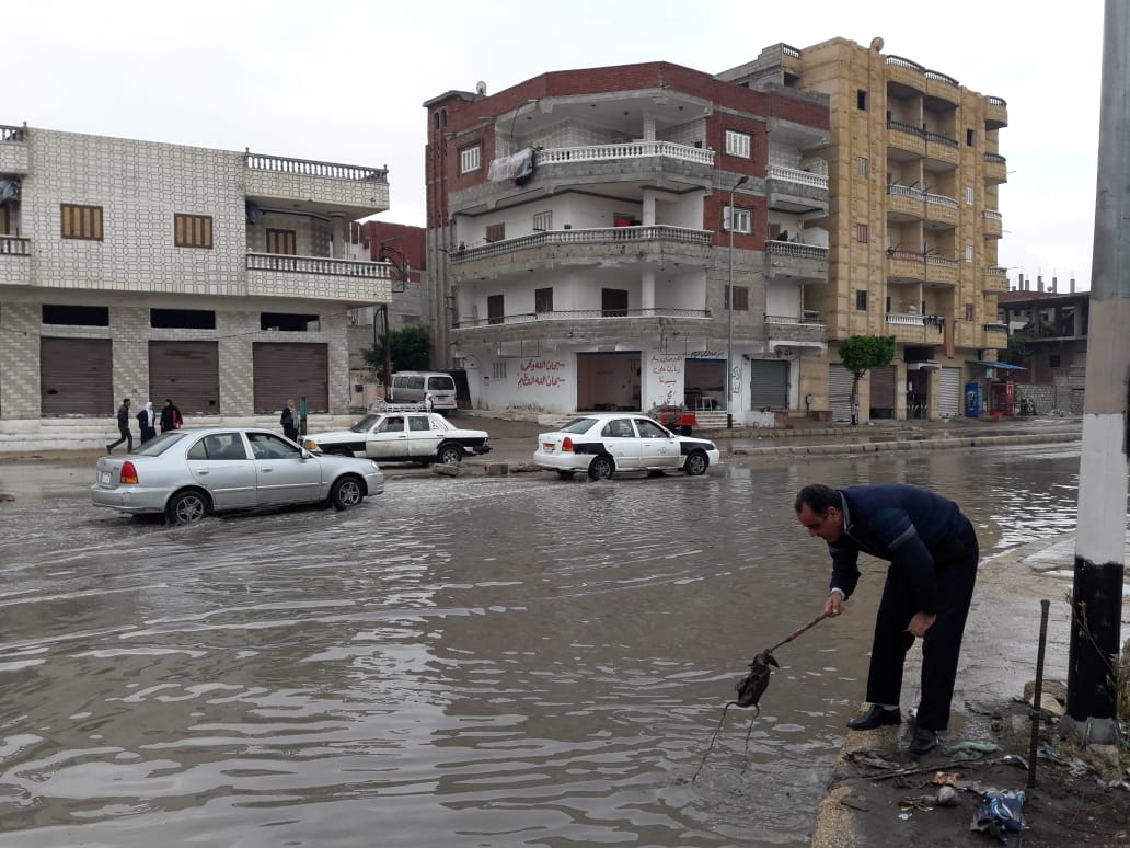 مجلس مدينة العريش ينتهى من سحب مياه الأمطار من شوارع 8 مناطق (2)