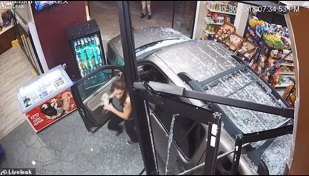 فيديو يوضع السيارة اثناء دخولها المتجر وتهشمه (4)