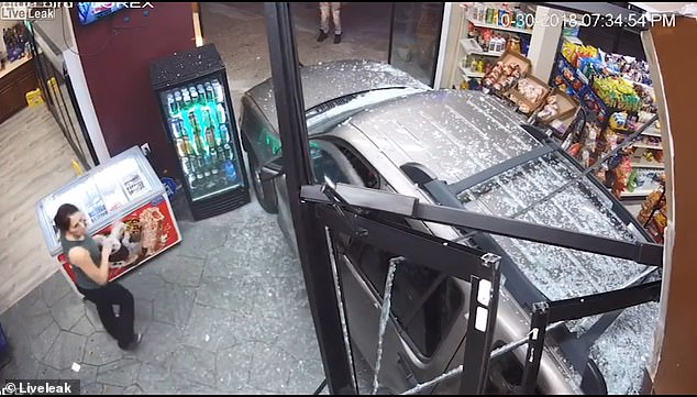 فيديو يوضع السيارة اثناء دخولها المتجر وتهشمه (1)