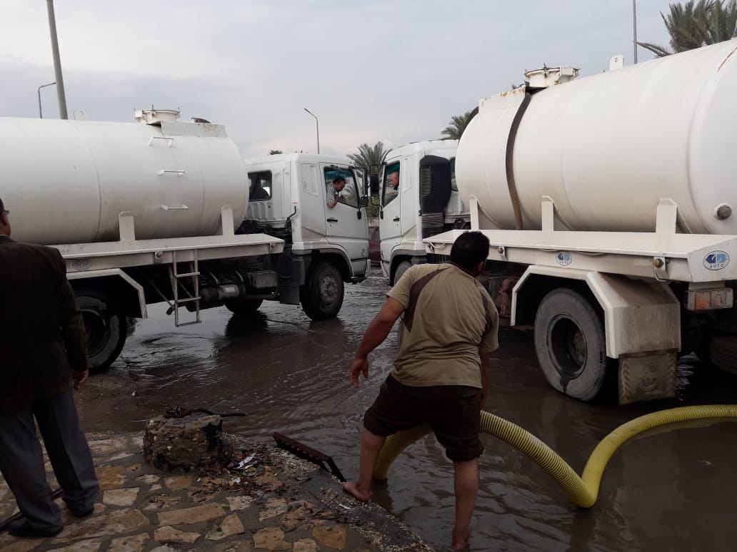 مجلس مدينة العريش ينتهى من سحب مياه الأمطار من شوارع 8 مناطق (3)