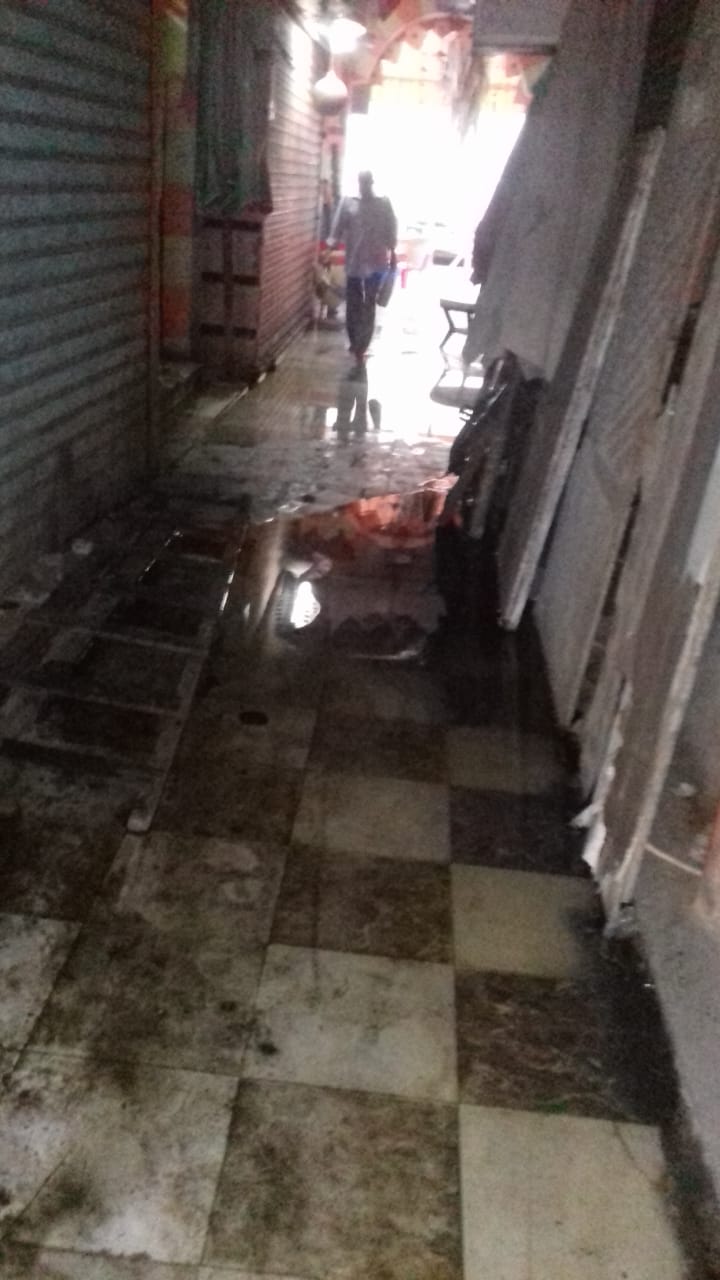 الصرف الصحى يغرق شوارع بمحيط مسجد الحسين (2)