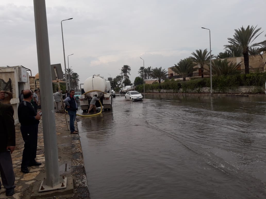 مجلس مدينة العريش ينتهى من سحب مياه الأمطار من شوارع 8 مناطق (7)