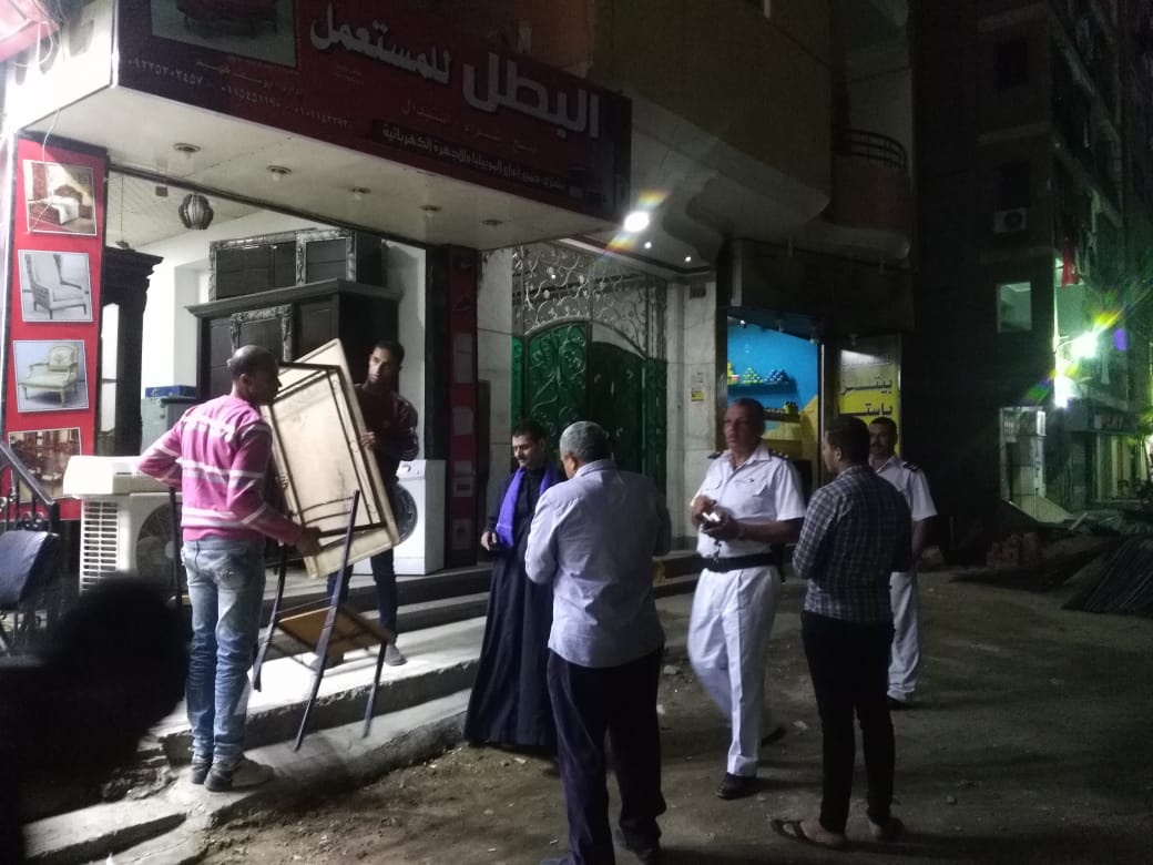 أمن الجيزة يزيل إشغالات المحلات والباعة الجائلين بشارع الهرم (5)