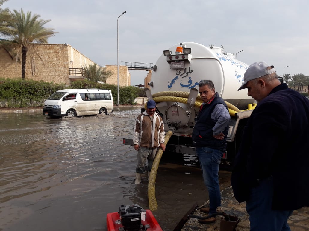 مجلس مدينة العريش ينتهى من سحب مياه الأمطار من شوارع 8 مناطق (4)