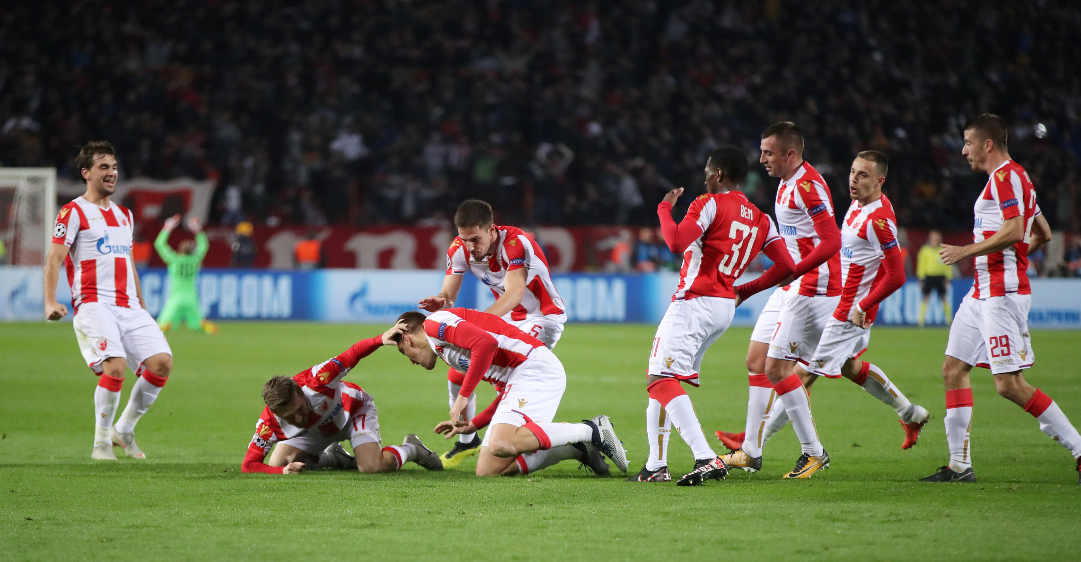 سقوط ليفربول أمام النجم الأحمر في دوري الأبطال بثنائية  (11)