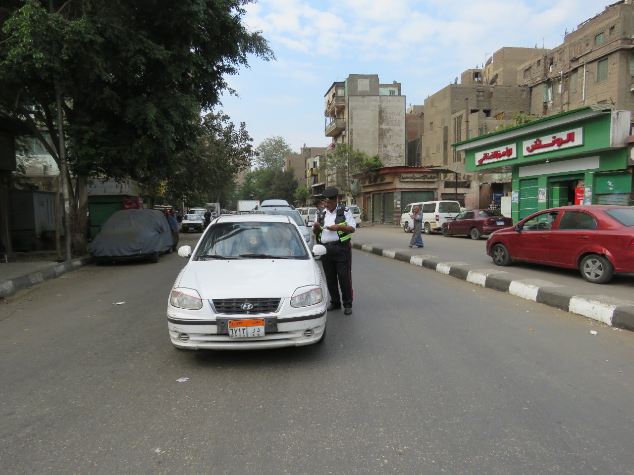 أمن القاهرة ينجح فى نقل أكشاك لاعتراضها طريق المترو (8)