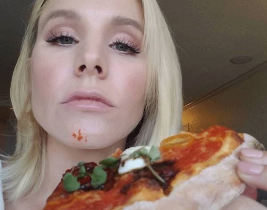رجيم ـ كريستين بيل تأكل البيتزا