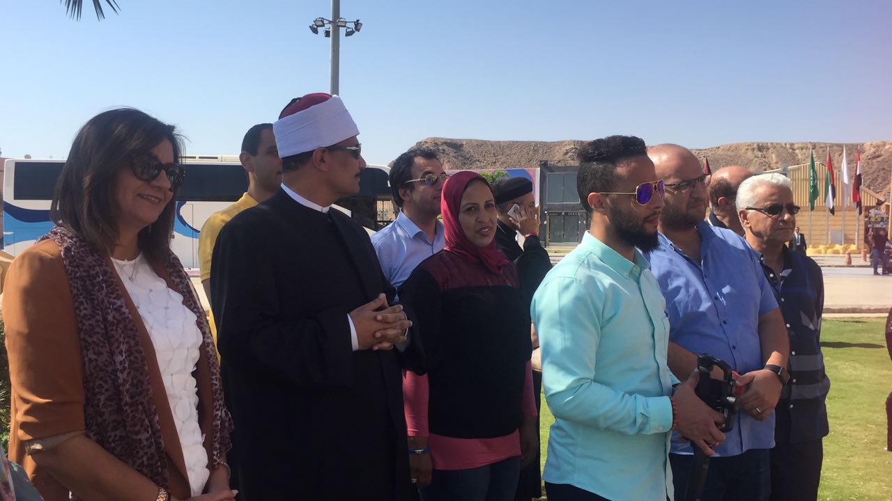وزيرة الهجرة تزور مسجد الصحابة وكنيسة القديسين بصحبة أبناء المصريين بالخارج  (1)