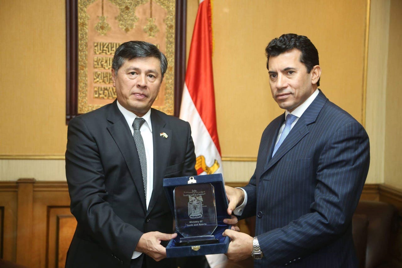 درع الوزارة لسفير اوزبكستان