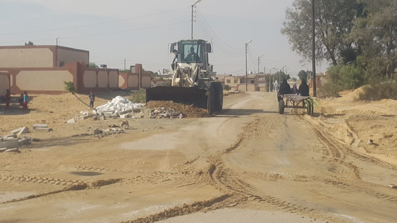 محافظ شمال سيناء يكلف مديرى الخدمات سرعة انهاء مشروعات قرية الروضة (6)