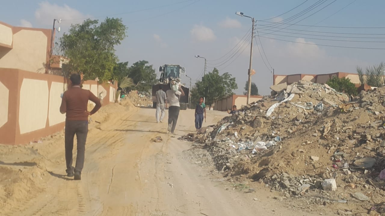 محافظ شمال سيناء يكلف مديرى الخدمات سرعة انهاء مشروعات قرية الروضة (5)