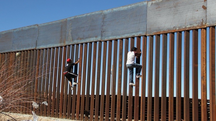 الجدار الحدودى بين أمريكا والمكسيك