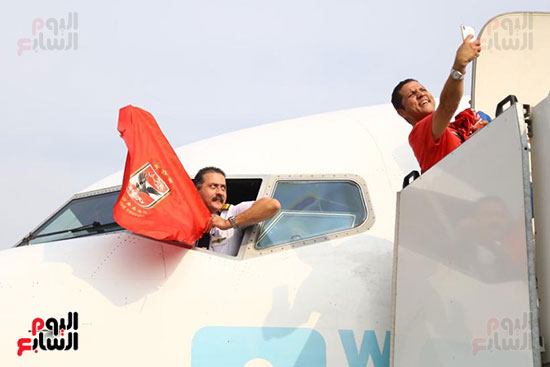 قائد طائرة الجماهير إلى تونس يرفع علم الأهلى (1)