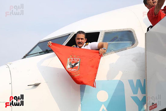 قائد طائرة الجماهير إلى تونس يرفع علم الأهلى (3)