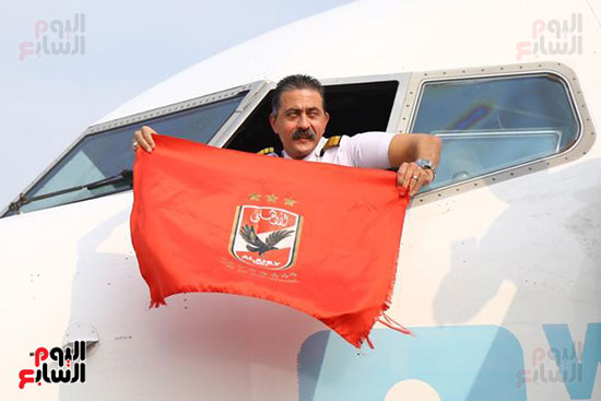 قائد طائرة الجماهير إلى تونس يرفع علم الأهلى (2)