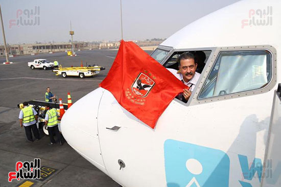 قائد طائرة الجماهير إلى تونس يرفع علم الأهلى (4)