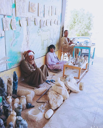 الألباستر-والتحف-الفرعونية-المقلدة-سوق-تجاري-ضخم-في-غربي-محافظة-الأقصر-(5)