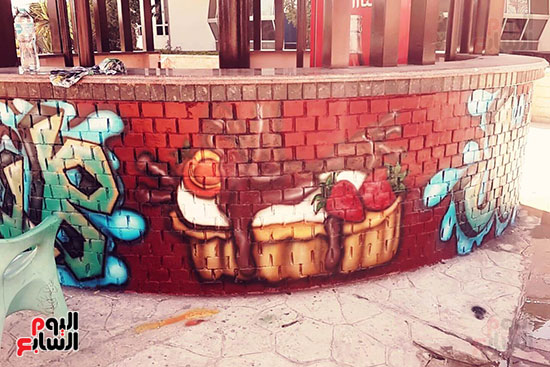 ياسر الدينارى.. رسام احترف فن  الجرافيتى وجداريات الشوارع ببنى سويف (7)