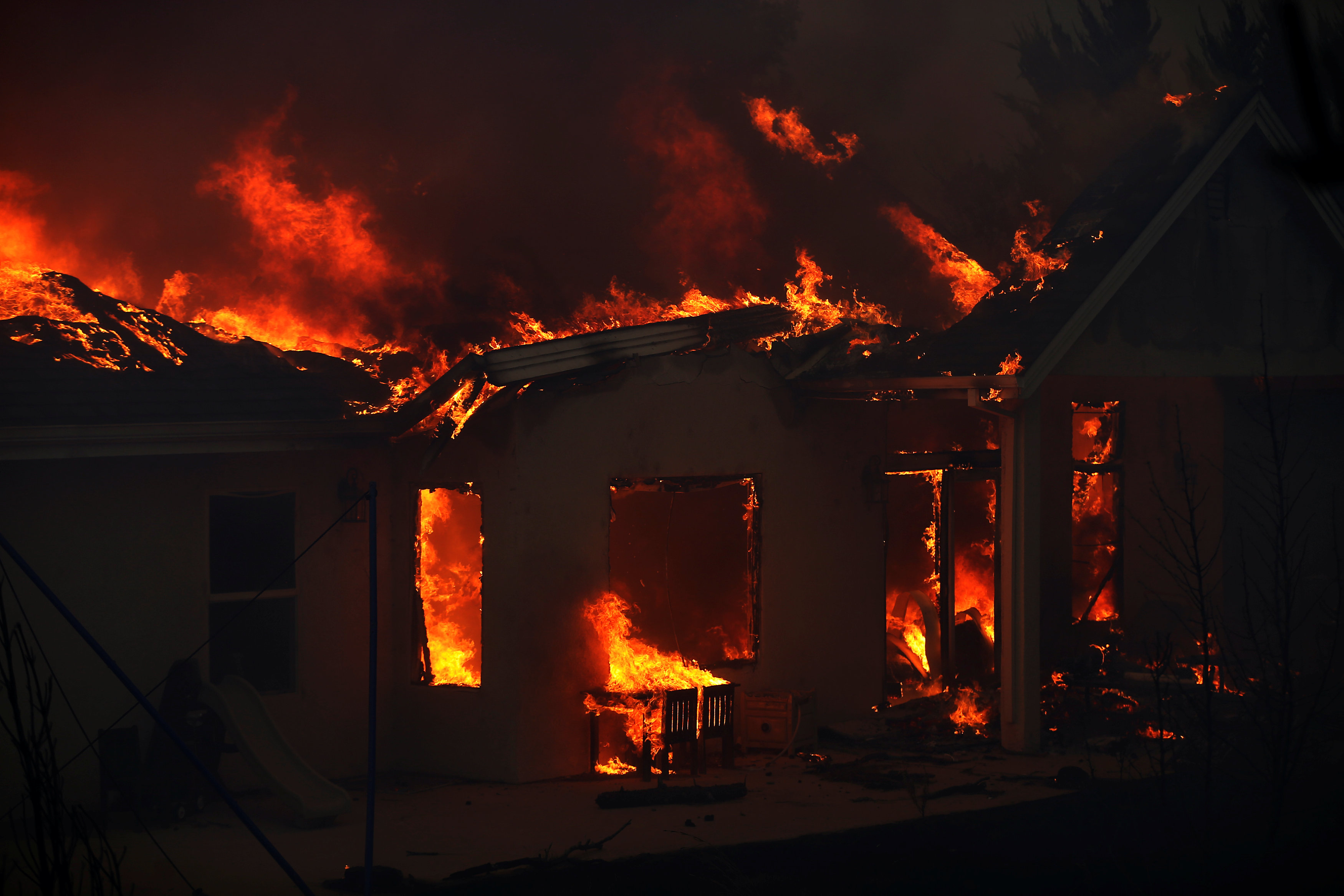النيران تدمر منزل