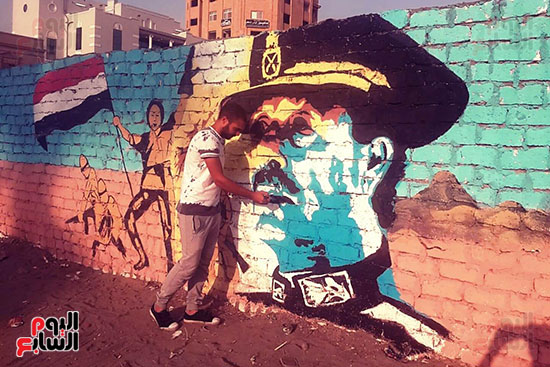 ياسر الدينارى.. رسام احترف فن  الجرافيتى وجداريات الشوارع ببنى سويف (3)