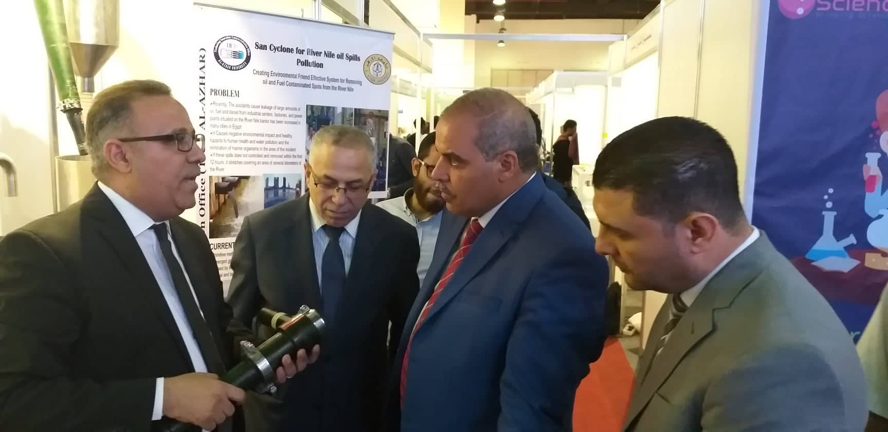 رئيس  جامعة الازهر يتفقد أجنحة التايكو بمعرض القاهرة الدولى الخامس للابتكار (7)