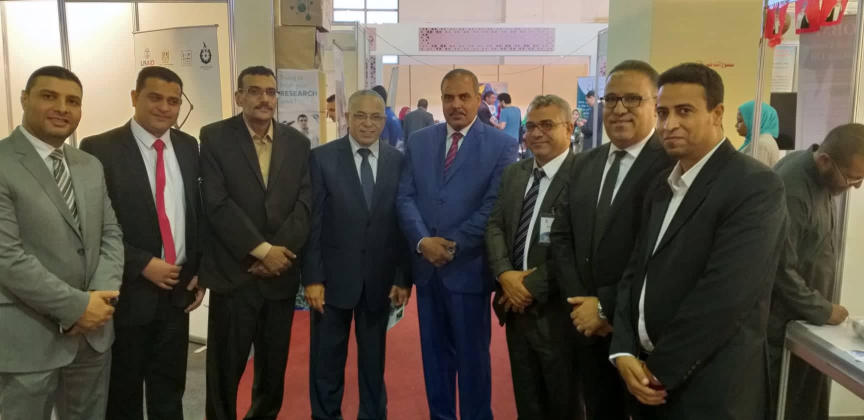 رئيس  جامعة الازهر يتفقد أجنحة التايكو بمعرض القاهرة الدولى الخامس للابتكار (2)