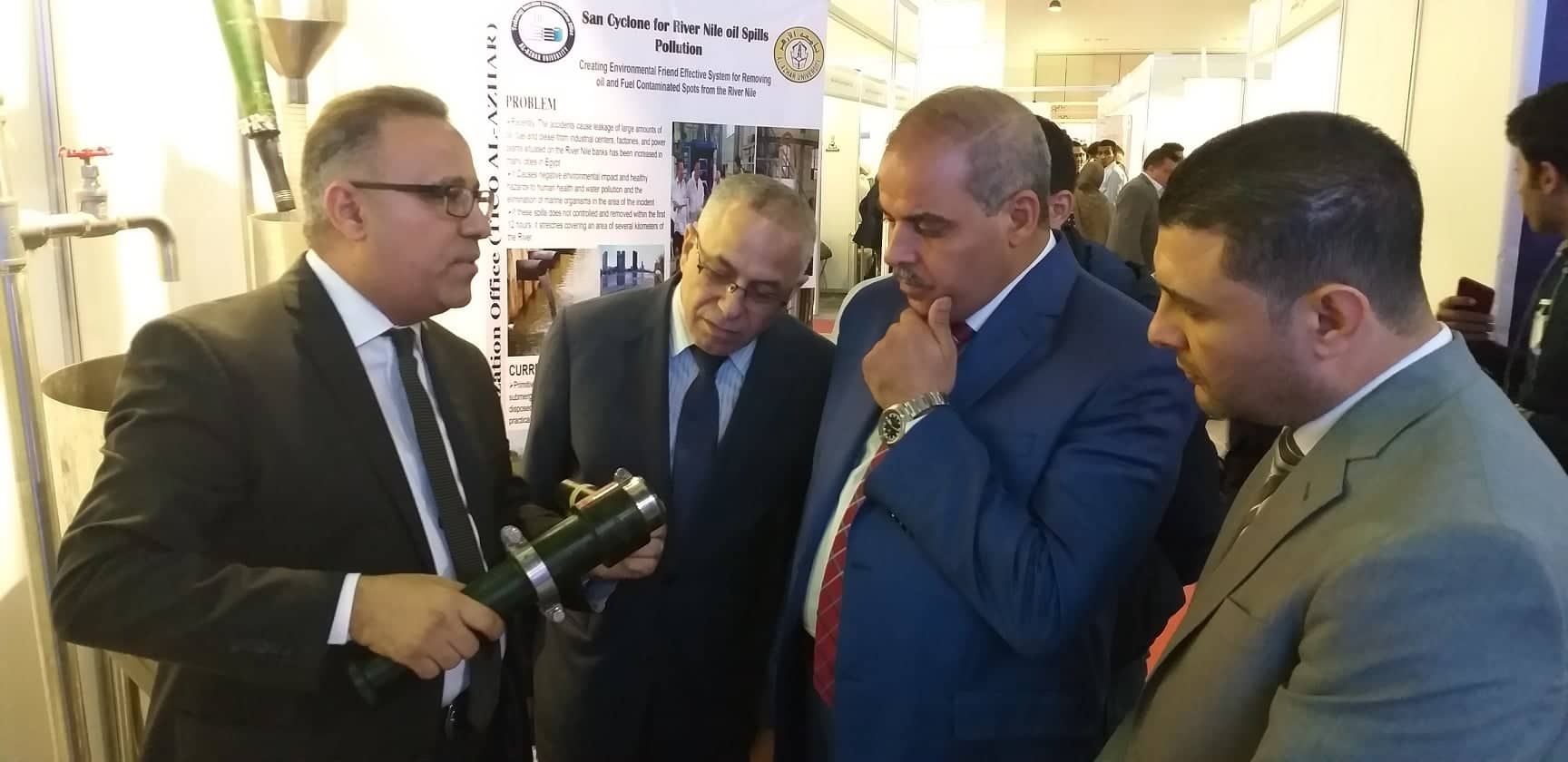 رئيس  جامعة الازهر يتفقد أجنحة التايكو بمعرض القاهرة الدولى الخامس للابتكار (17)