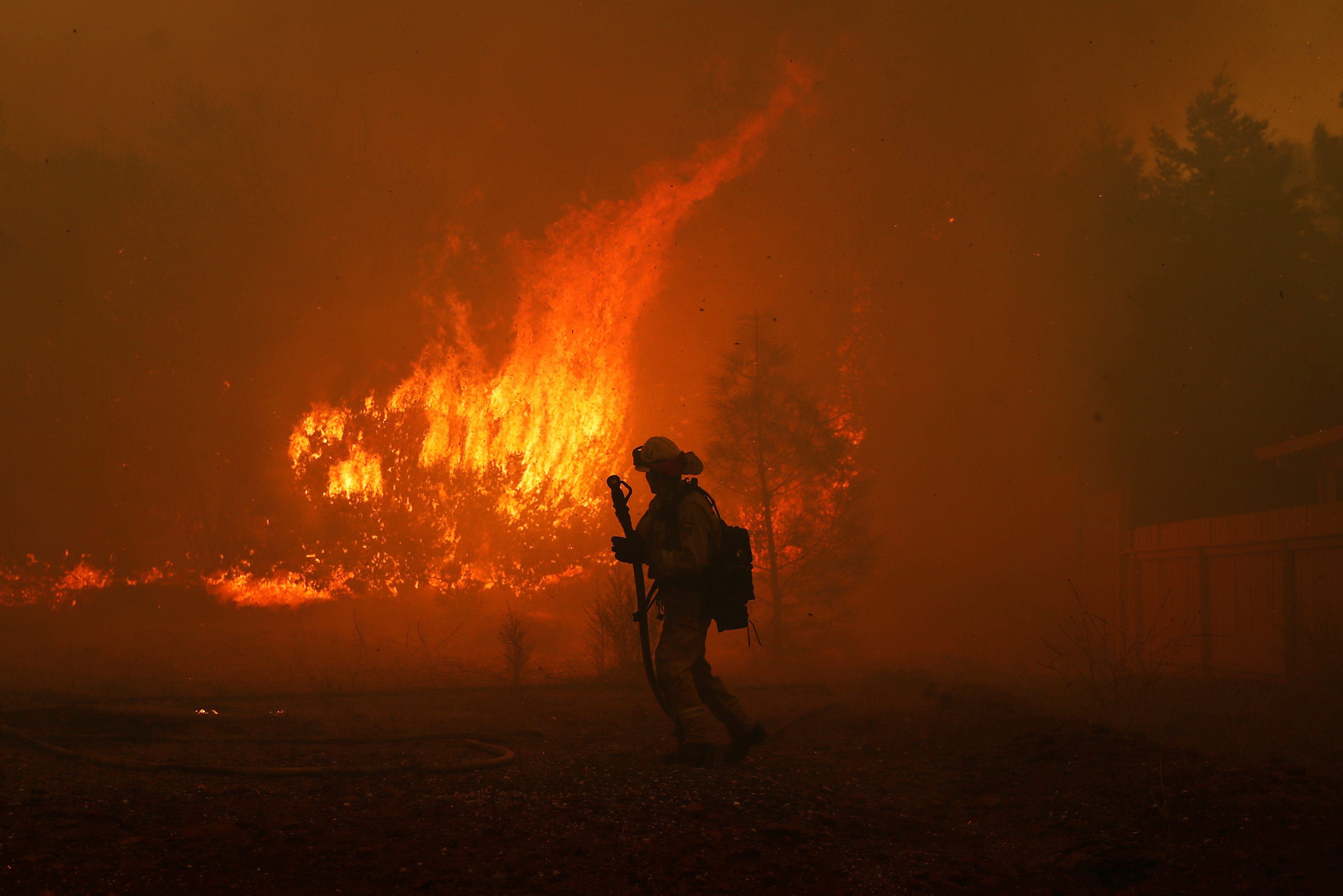 أحد رجال الإنقاذ يهرب من النيران الشديدة