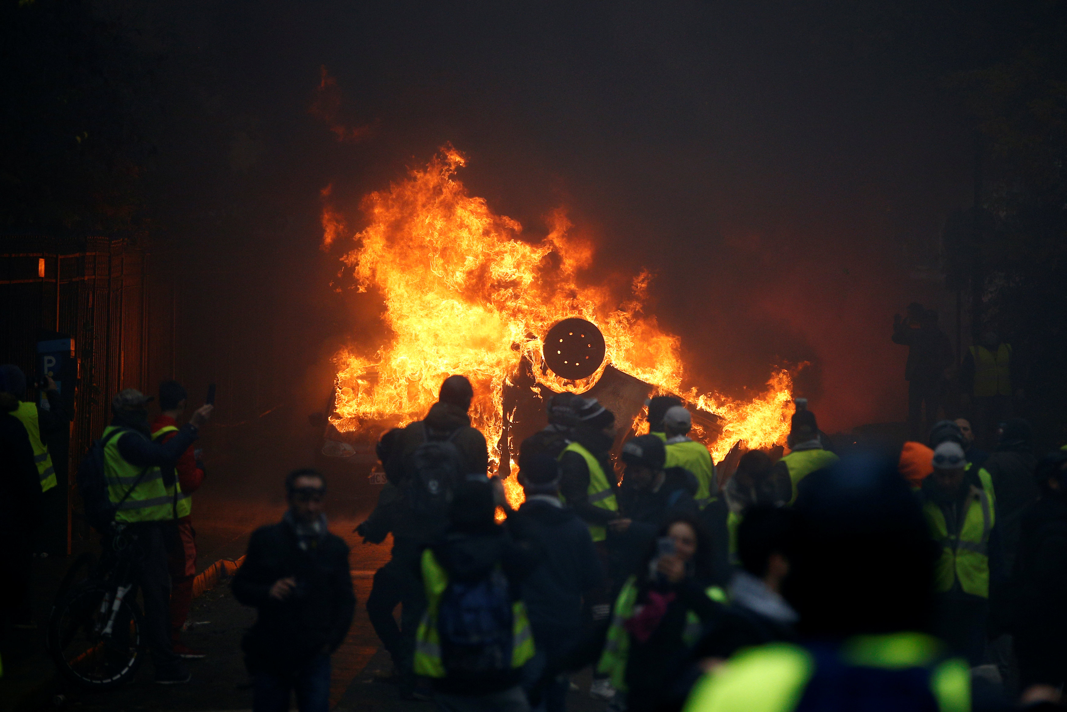 2018-12-01T162601Z_1577078560_RC18423A79C0_RTRMADP_3_FRANCE-PROTESTS