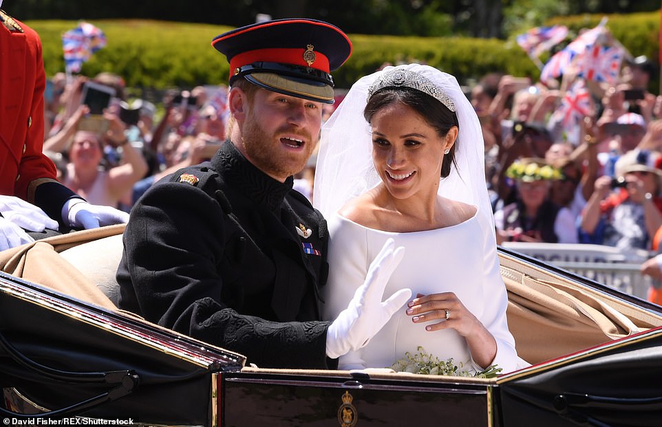 6852876-6447819-Harry_and_Meghan_in_a_carriage_procession_in_Berkshire_on_their_-a-22_1543609112021