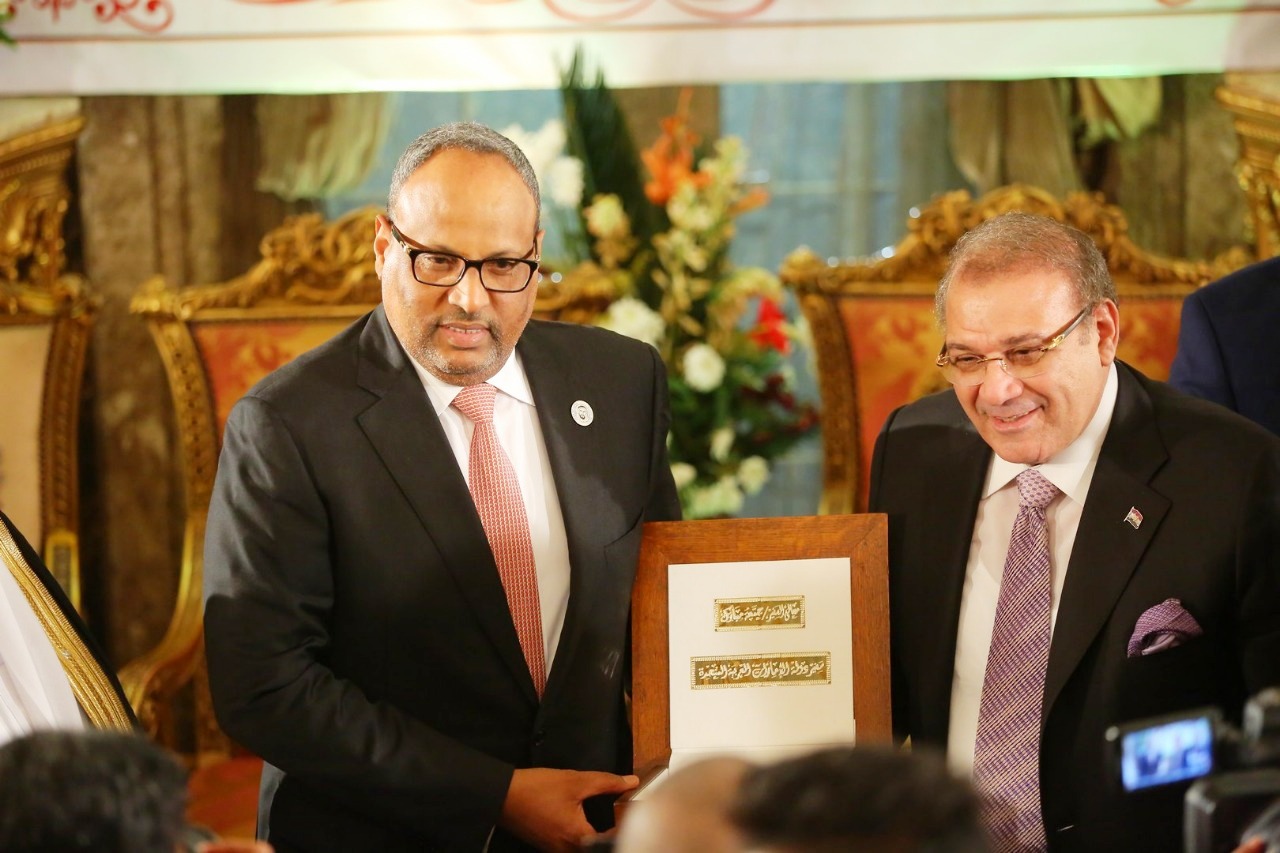 حسن راتب يُهدى قلادة جامعة سيناء لسفير الإمارات بصالون المحور الثقافى (12)