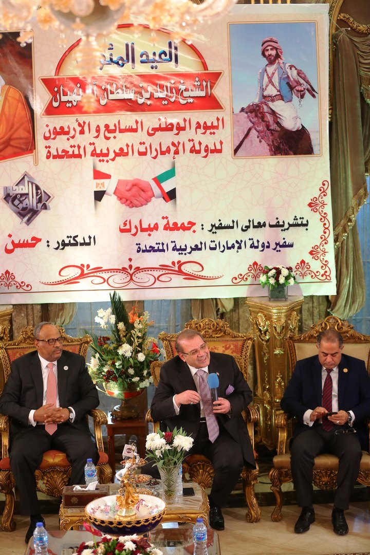 حسن راتب يُهدى قلادة جامعة سيناء لسفير الإمارات بصالون المحور الثقافى (15)