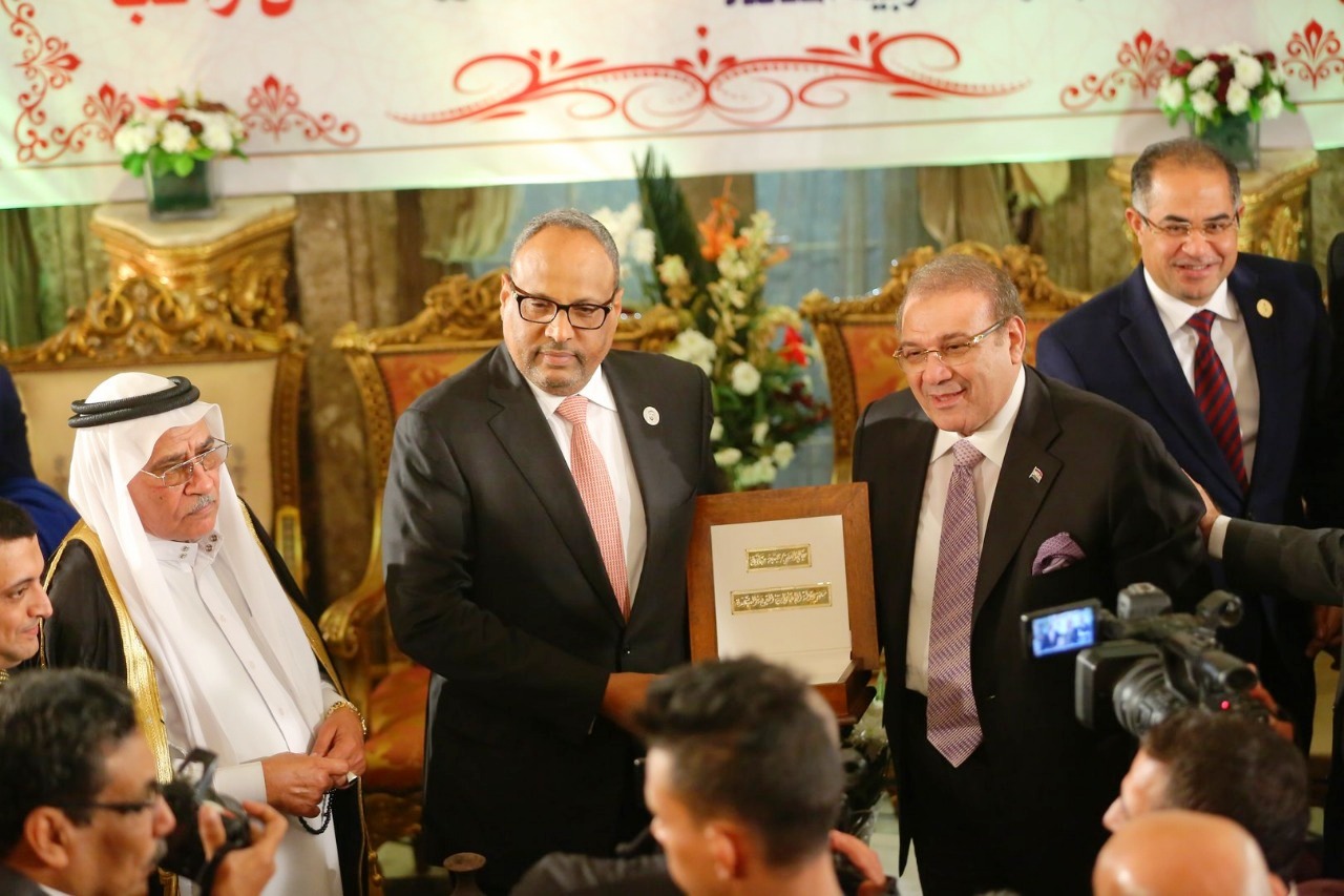 حسن راتب يُهدى قلادة جامعة سيناء لسفير الإمارات بصالون المحور الثقافى (16)