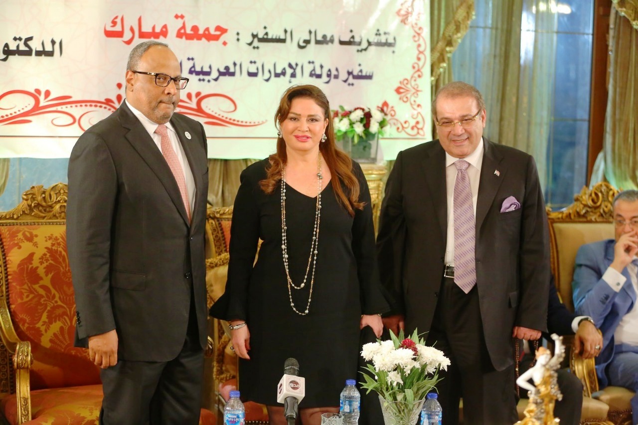 حسن راتب يُهدى قلادة جامعة سيناء لسفير الإمارات بصالون المحور الثقافى (3)