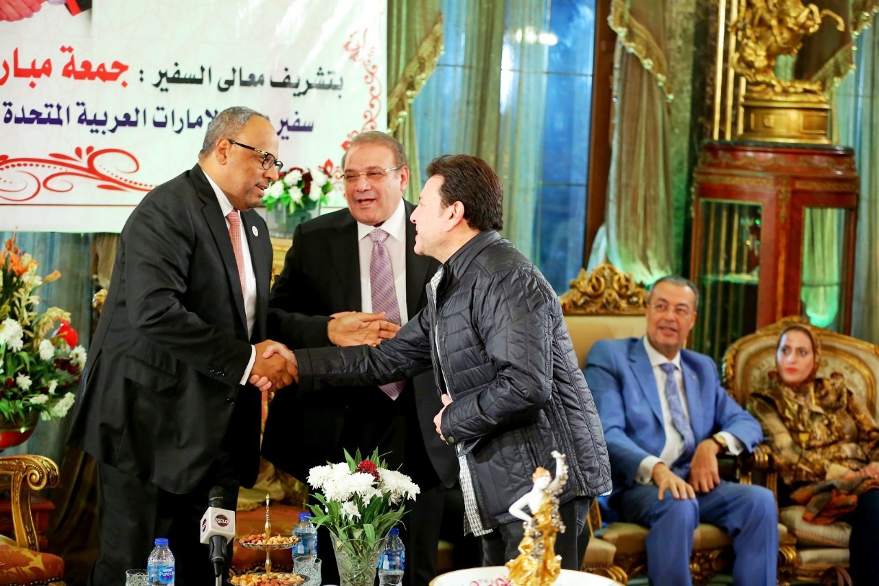 حسن راتب يُهدى قلادة جامعة سيناء لسفير الإمارات بصالون المحور الثقافى (19)