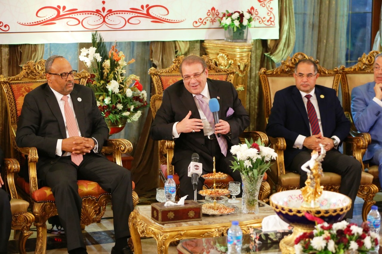 حسن راتب يُهدى قلادة جامعة سيناء لسفير الإمارات بصالون المحور الثقافى (13)