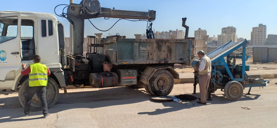 عمال شركة مياه الجيزة يطهرون بلاعات الصرف بامبابة (2)