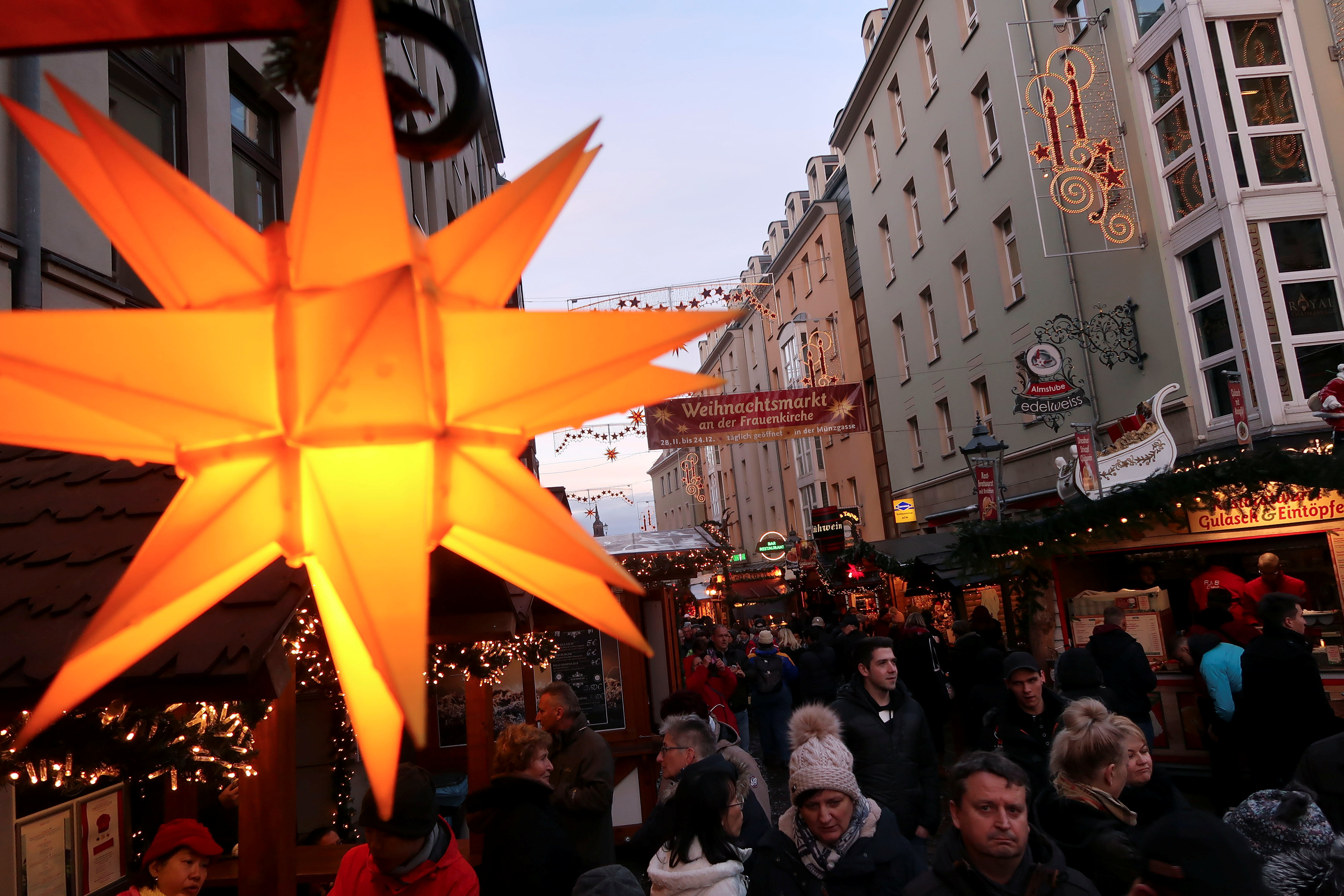 أجواء مبهجة فى أسواق عيد الميلاد بألمانيا (6)