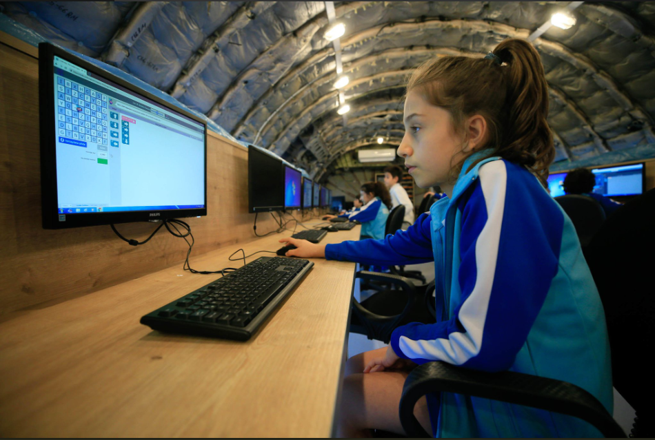 طالبة تستخدم الكمبيوتر داخل الطائرة 